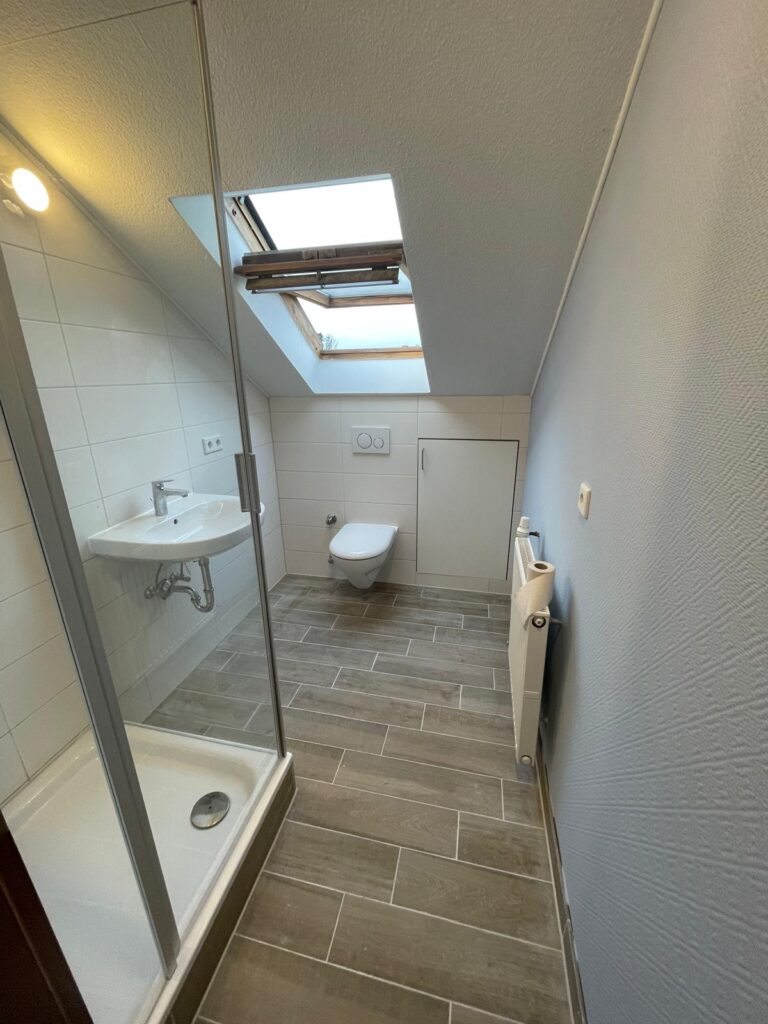 Elegantes Badezimmer nach Modernisierung durch BLK Haustechnik in Offenbach