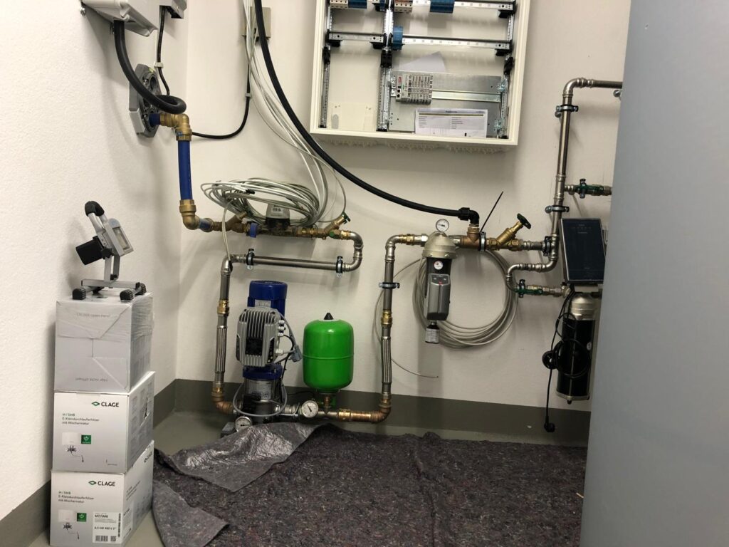 Außeneinheit einer Wärmepumpe in Hofheim, installiert durch BLK Haustechnik